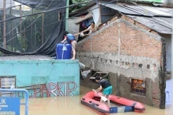 Tinjau Banjir di Jakarta Selatan, BNPB Berikan Kebutuhan Masyarakat Terdampak